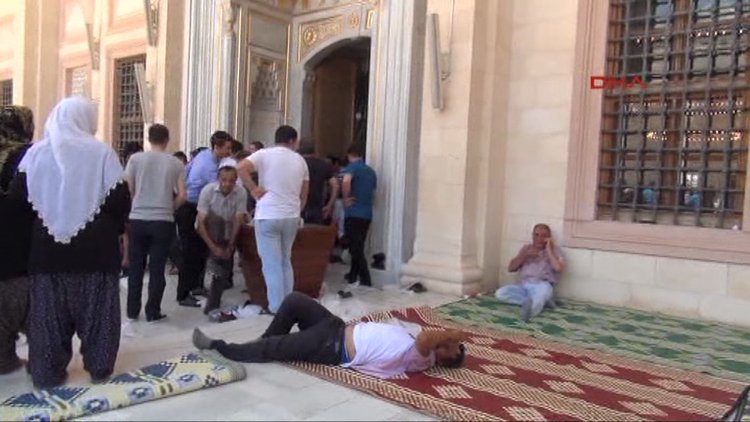 Adana'da cuma namazında bomba şüphesiyle cami boşaltıldı
