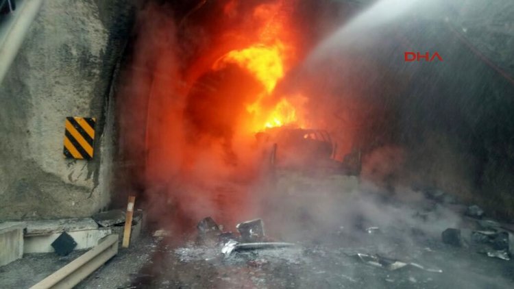 Bolu'da  Tiner yüklü TIR tünel girişine çarptı 5 ölü