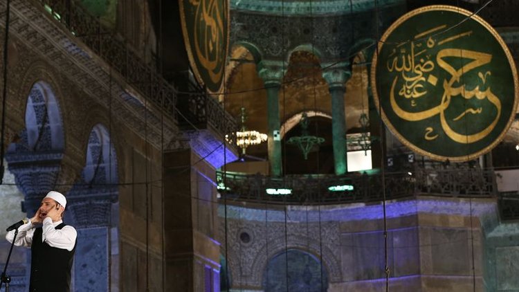 Ayasofya'da 85 yıl sonra sabah ezanı okundu
