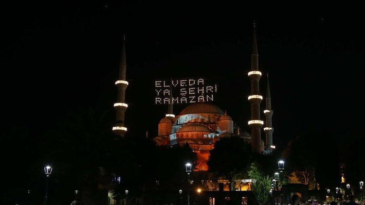 Sultanahmet Camii'nde Türk bayrağı yansıtıldı
