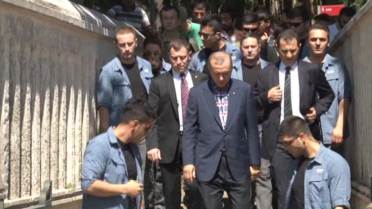 Erdoğan anne ve babasını ziyaret etti