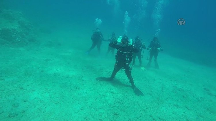 Su altında namaz kıldılar