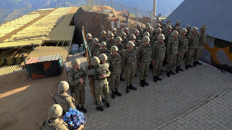 Şemdinli'de askerlerin bayramlaşması