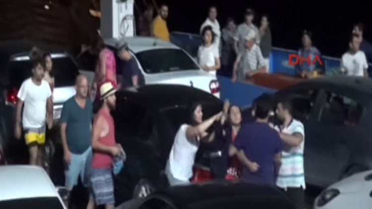 Tatilciler feribotta birbirine girdi!