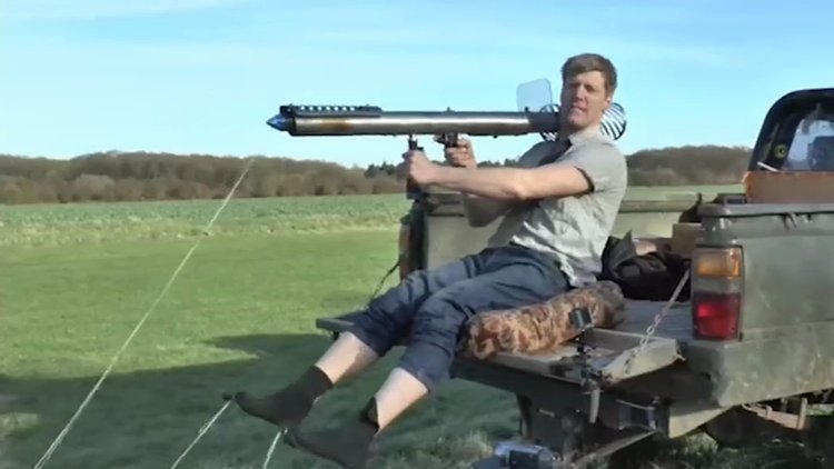 Roketatar ile çoraplarını çıkardı