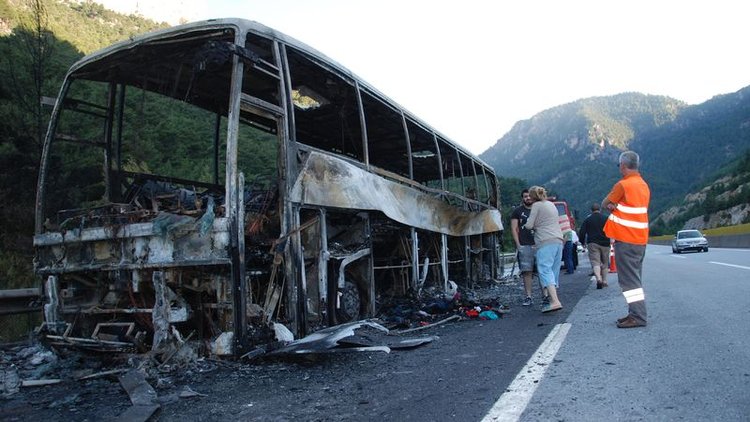 Tarsus'ta yolcu otobüsü alev alev yandı