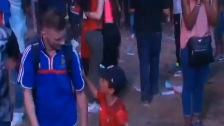 Portekizli çocuk teselli etti