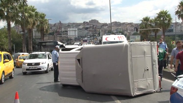 Unkapanı köprüsü'nde kamyonet devrildi