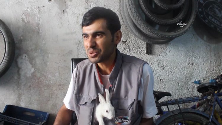 İşe tavşanı ile gidip geliyor