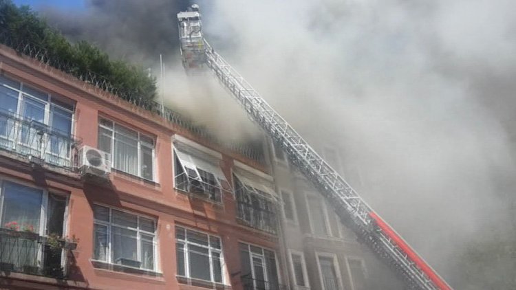 Cihangir'de ünlü oyuncunun dairesinin yangın