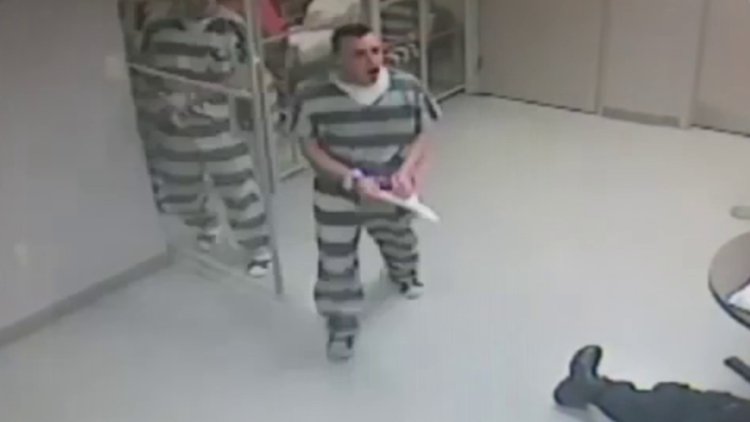 Gardiyanın hayatını mahkumlar kurtardı