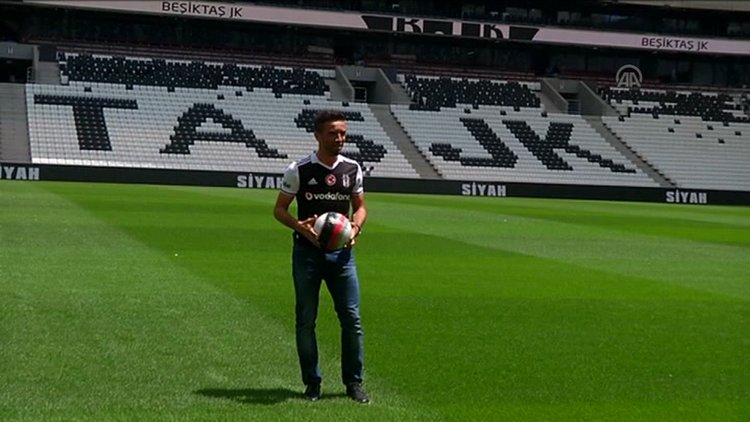 Gökhan Gönül yeni formasıyla Vodafone Arena'da