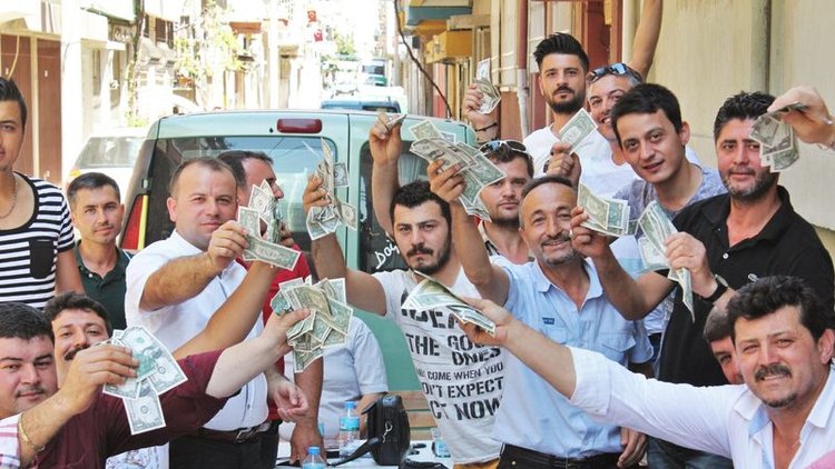 Müzisyenler sokak ortasında 5 bin dolar yaktı