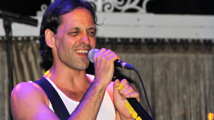 Kaan Tangöze söyledi Kıvılcım oynadı