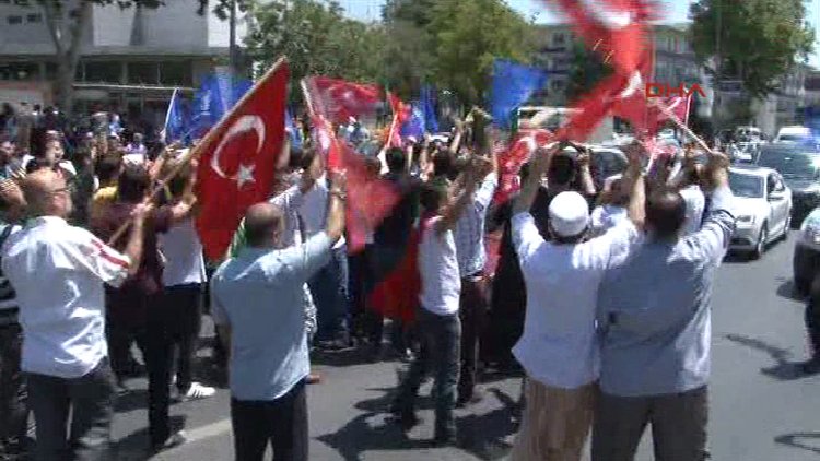 İstanbul Emniyet Müdürlüğü önünde coşkulu kalabalık