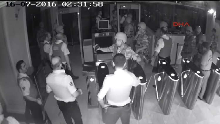 Askerler silahlarını bırakarak geçtiler