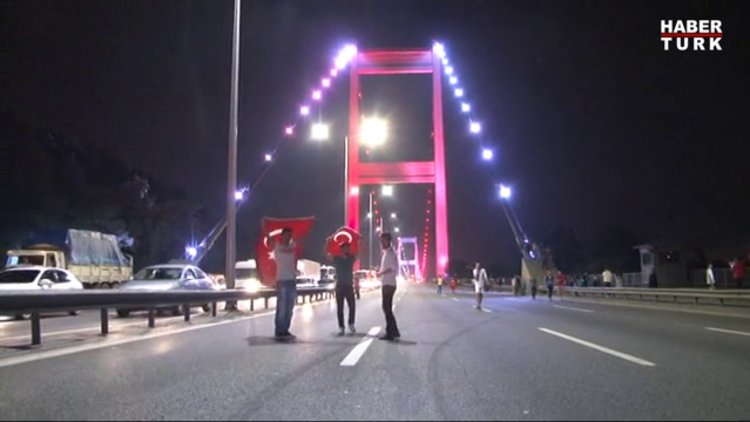 Vatandaşlar FSM köprüsünü trafiğe kapattı