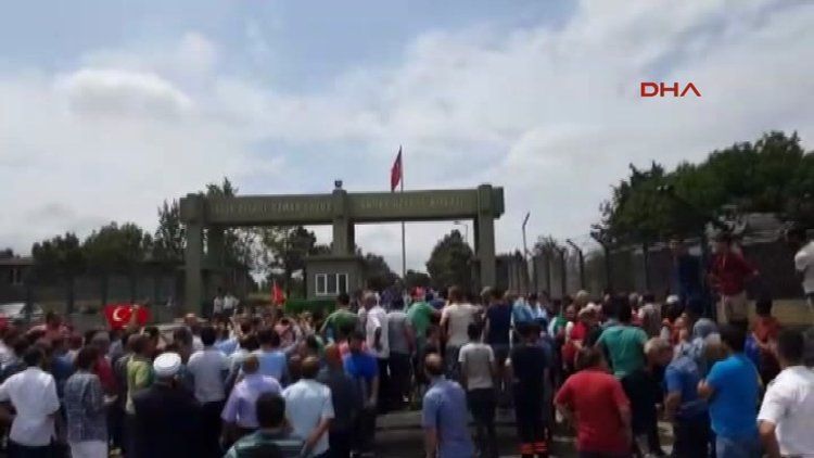 Habibler'deki kışla önünde hareketlilik