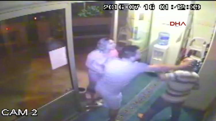 Sela okuyan müezzine saldırdılar