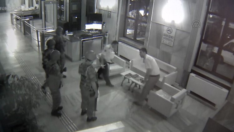 TRT'nin Harbiye binasının işgali güvenlik kamerasında