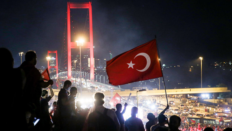 Binlerce vatandaştan Boğaziçi Köprüsü'nde darbe protestosu!