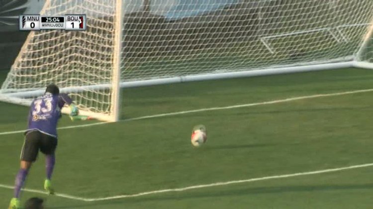 Kendi kalesine gol atan kaleci