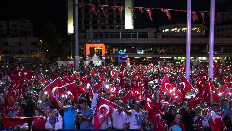 Meydanlardaki 'Demokrasi Nöbeti' sürüyor!