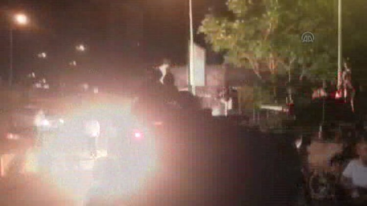 Darbe girişimi gecesi Cumhurbaşkanlığı Külliyesi önündeki sıcak görüntüler