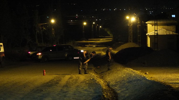 Muş'ta zırhlı polis aracına el bombalı saldırı girişimi