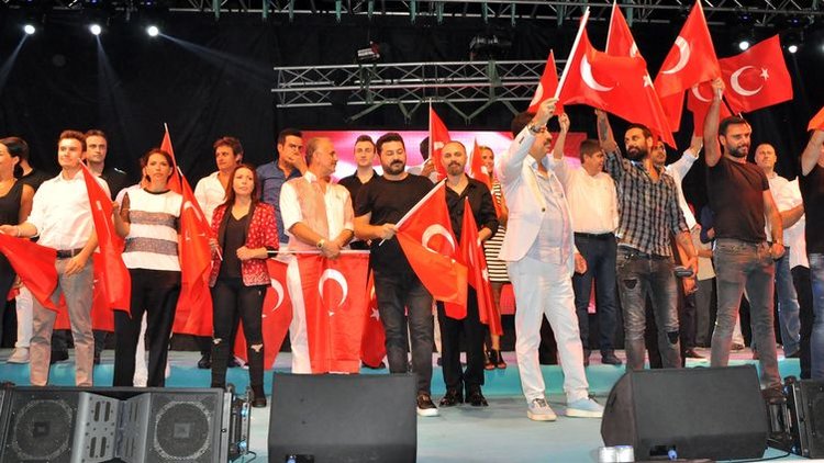 Demokrasi şölenine sanatçılardan destek