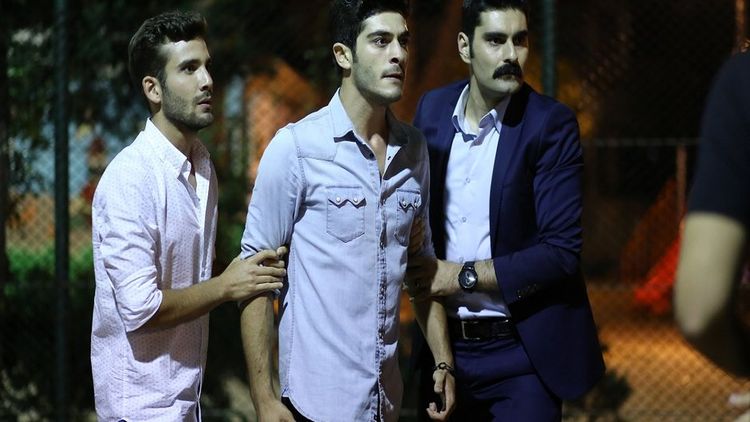 Gerçekleri öğrenen Murat soluğu Cenk'in yanında aldı!