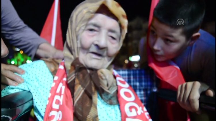 113 yaşındaki Ayşe nine "demokrasi nöbeti"nde