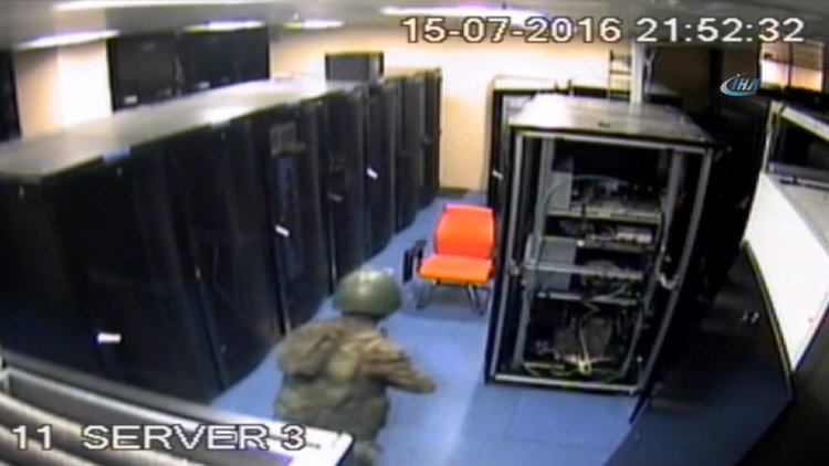 Darbeci askerlerin AKOM'a yaptığı baskın kamerada