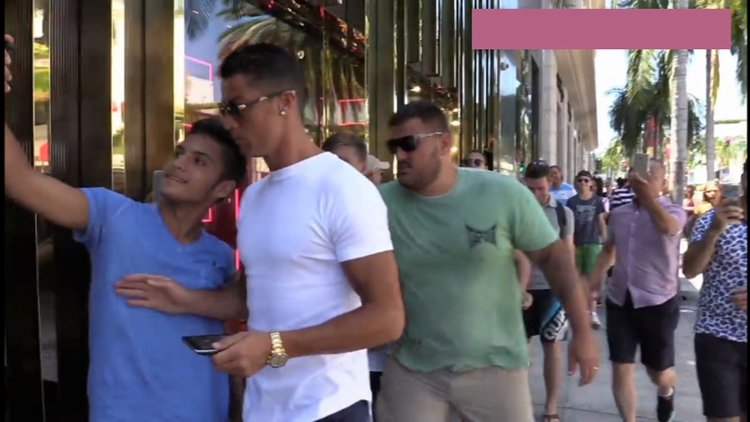Cristiano Ronaldo, Selfie Çekilmek İsteyen Taraftarı İtti