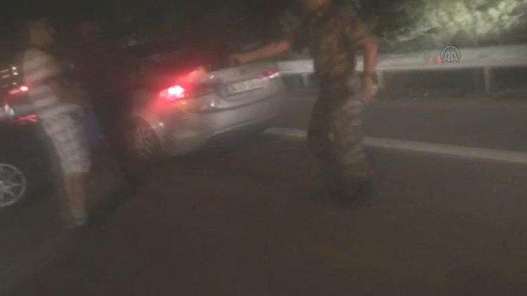 Darbeci askerleri engellemeye çalışan vatandaşı böyle vurdular!