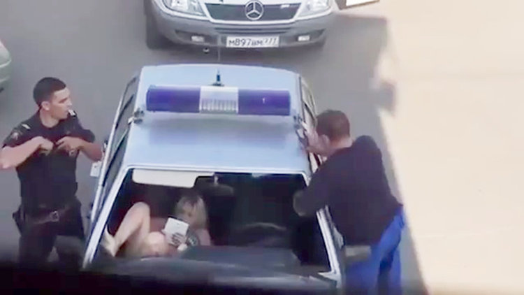 POLİS ARABASININ CAMINI KIRDI