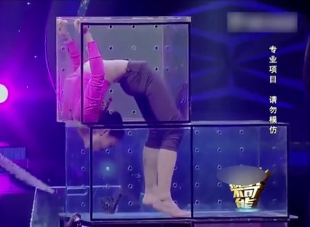 Lastik Kizin Gosterisi Izleyenleri Buyuledi