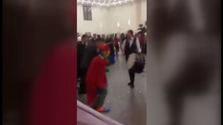 Sünnet düğününde halay çekip palyaço