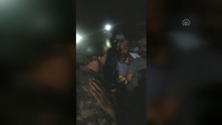 Vatandaşların darbeci askerleri ikna etme çabaları