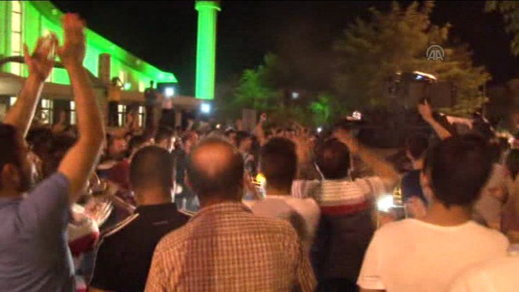 Ezan erken okununca darbe girişimi sandılar