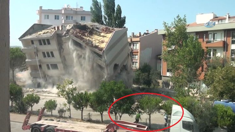 Polis lojmanlarının yıkımını izleyenler canlarını zor kurtardı