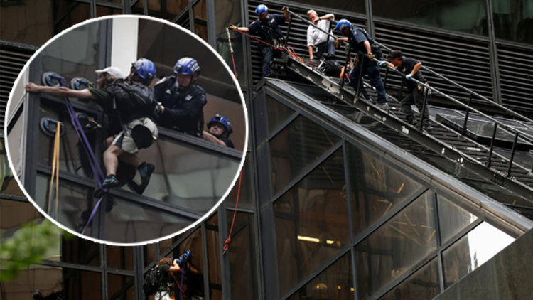 Trump'a destek için gökdelene tırmandı