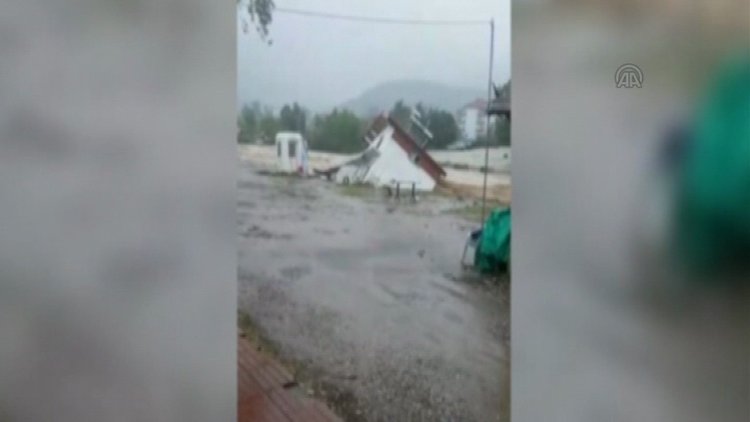 Evin sel sularına kapılma anı cep telefonuna yansıdı