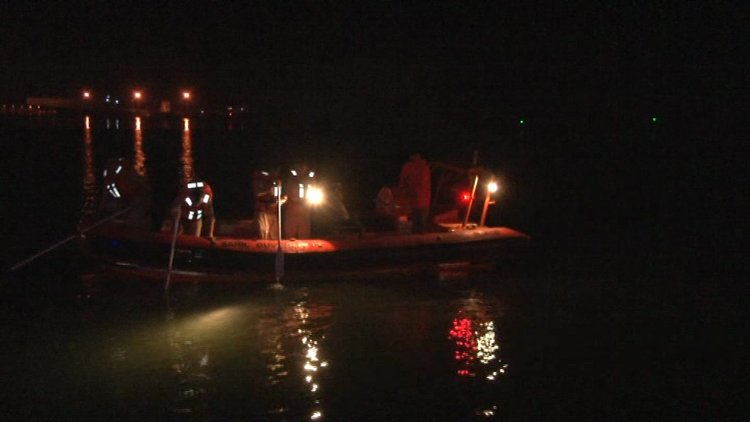 Denize düşürdüğü gözlüğünü almaya çalışan Iraklı genç boğuldu