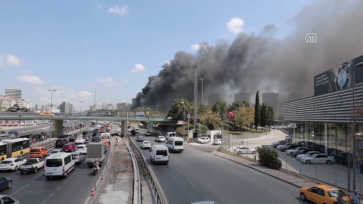 Merter'de iş merkezinde yangın