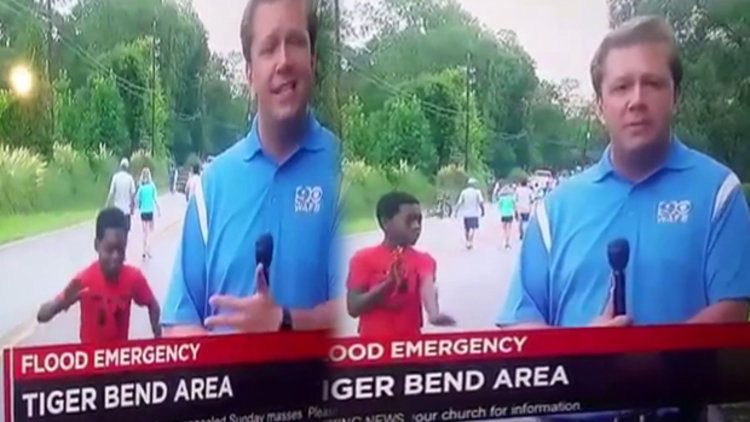 Muhabirin arkasında çılgınca dans eden çocuk