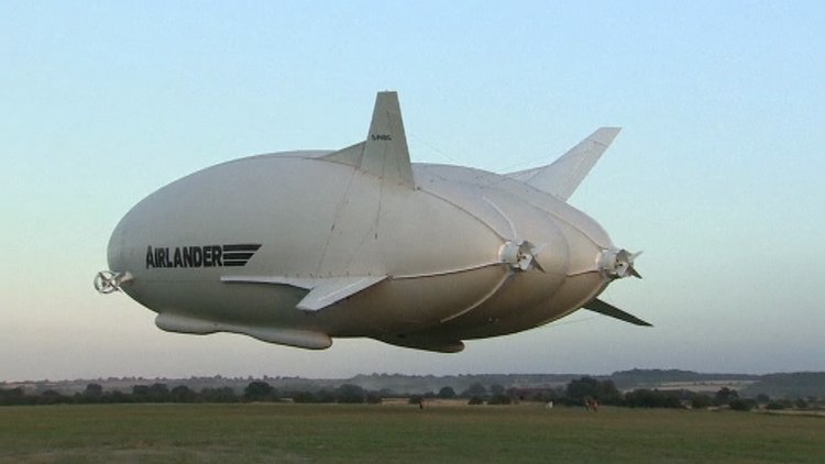 Dünyanın en büyük hava aracı uçuşunu yaptı