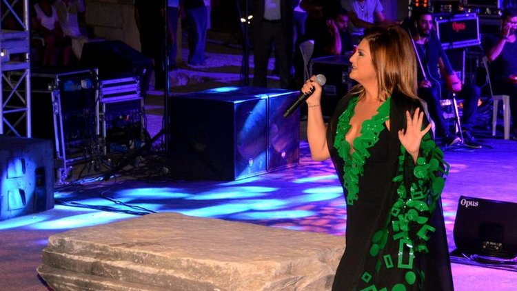 Sibel Can, sunak taşında şarkı söyledi