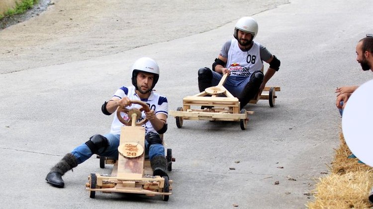 Formulaz tahta araba yarışları nefes kesti