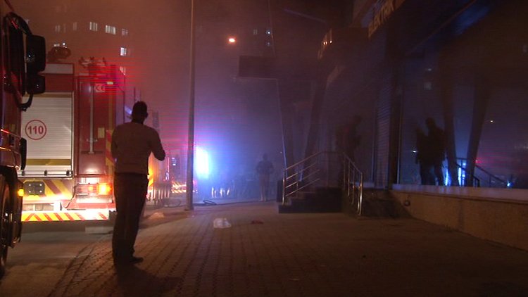 Elektrikçide çıkan yangın korkuttu